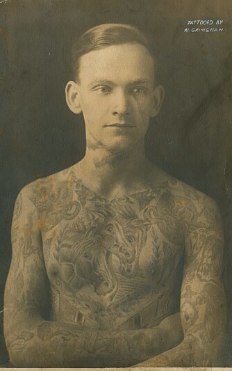 TATTOOSTJERNE: Amund Dietzel (1891-1974) fra Sarpsborg mønstret på som 14-åring og lærte seg tattookunsten. Han etablerte seg i Milwaukee og regnes som en av verdens mest kjente tatovører.