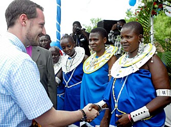 FIKK DUKKE: Haakon på besøk som FN-ambassadør i Tanzania i 2004. Han har fått en gave til prinsesse Ingrid Alexandra, en afrikansk dukke.