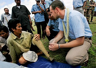 RYSTENDE MØTE: Kronprins Haakon fikk høre Keo Sariths historie da han besøkte Kambodsja i 2006. Sarith mistet benet da han tråkket på en en mine, og bodde nå på Cambodia Mine Action Centre (CMAC) i Kampong Chnang.