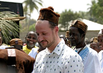 HØVDING: Kronprinsen ble kronet til høvding i landsbyen Magburaka da han besøkte Sierra Leone som goodwillambassadør i 2005.