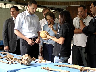 UHYGGE: Kronprins Haakon besøkte Foreningen for rettsantropologi i Guatemala i 2006. To antropologer identifiserer levninger fra en krigsmassakre.