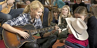 SANGGLAD: Etter rollen som den syngende Kelly Canter i Country Strong, har Gwyneth Paltrow fått en mengde tilbud om å ta karrieren i musikalsk retning.