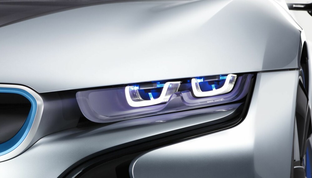 LASER: BMW i8 Concept ble vist med laserlys. Nå kommer teknologien på produksjonsmodeller. FOTO: BMW LASER: BMW i8 Concept ble vist med laserlys. Nå kommer teknologien på produksjonsmodeller. FOTO: BMW