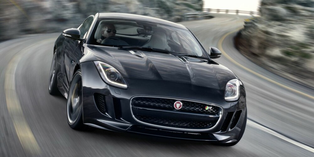 BRITISK WIDEBODY: F-Type er noen centimeter kortere enn 911, men 12 cm bredere. I motsetning til 911 er den uten bakseter. FOTO: Produsent BRITISK WIDEBODY: F-Type er noen centimeter kortere enn 911, men 12 cm bredere. I motsetning til 911 er den uten bakseter. FOTO: Produsent
