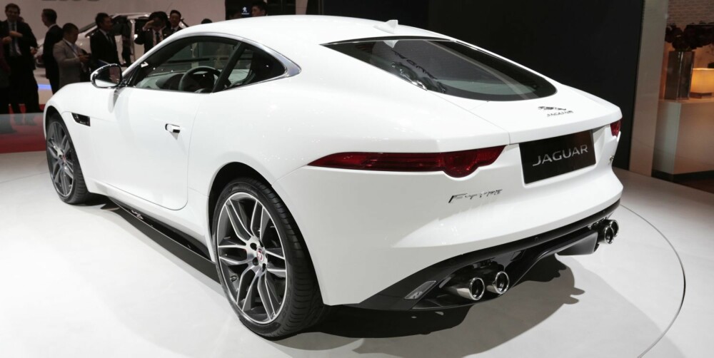 PREMIERE: Jaguar F-Type Coupé på bilutstillingen i Los Angeles, der den hadde verdenspremiere. FOTO: Produsent