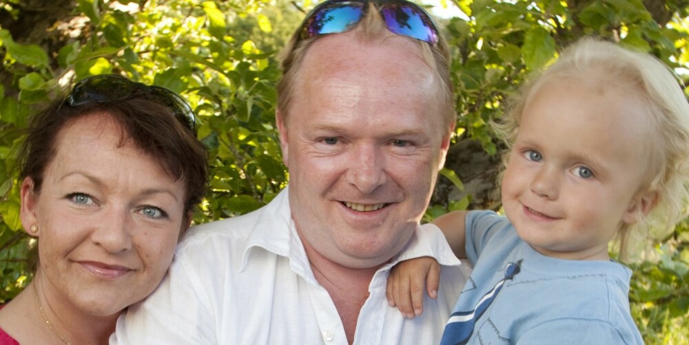 FAMILIE: Per Sandberg sammen med fru Line og deres sønn Jakob. Fra tidligere forhold har Per to voksne barn. (Foto: Morten Bendiksen)