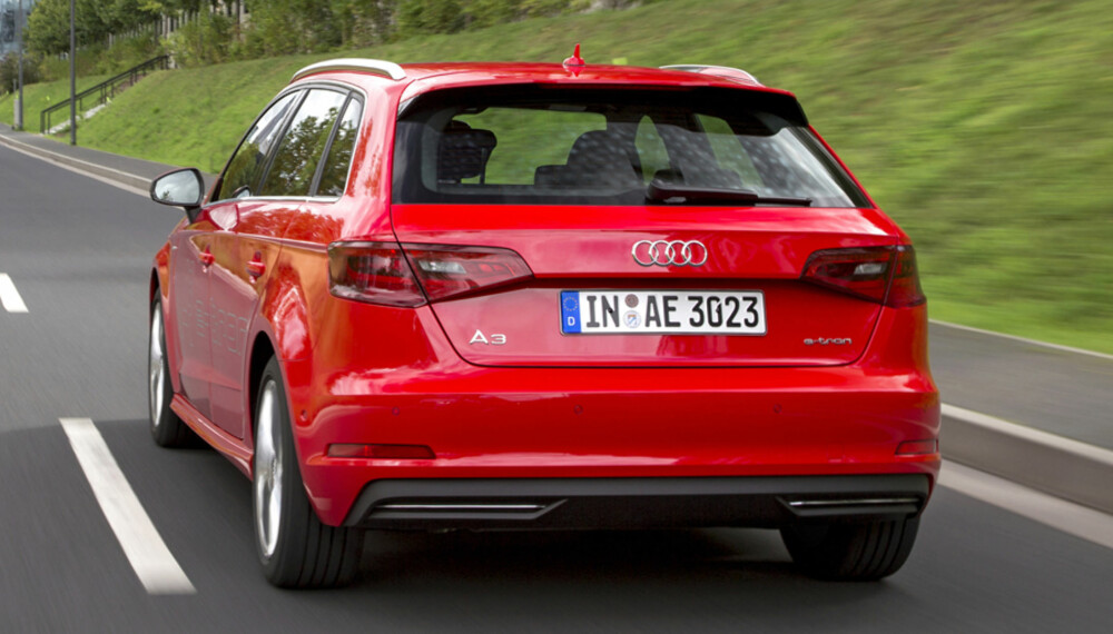 UTEN EKSOSPOTTER: Den ser ut som en vanlig Audi A3 Sportback bakfra, men mangler de karakteristiske eksospottene. Ladbare A3 Sportback kommer til Norge neste år. FOTO: Audi