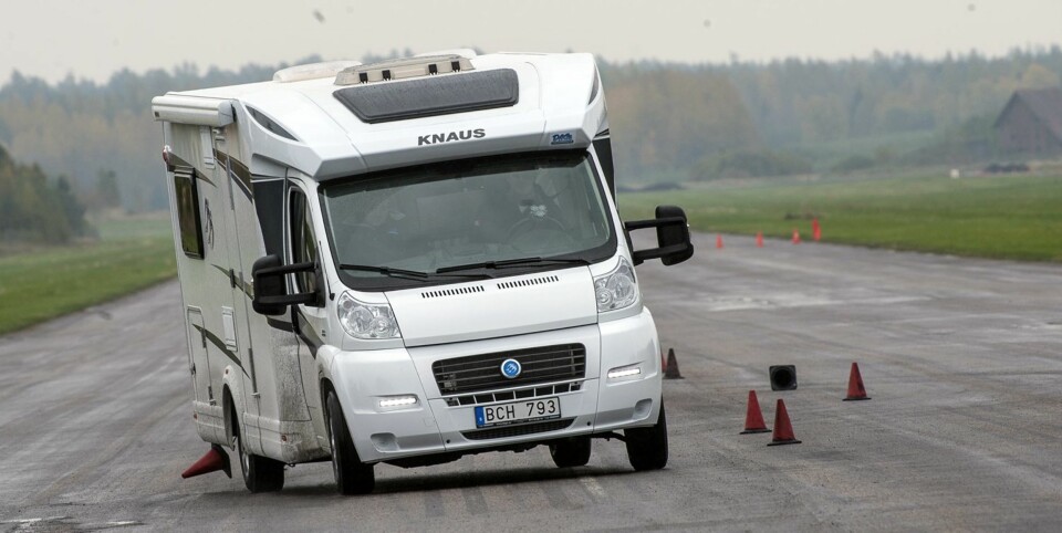 BEST: Knaus kommer best ut av det. Her kjøres uten ESP i 65 km/t, og konene flyr - men med ESP klarer den banen i 67 km/t. FOTO: Peter Gunnars