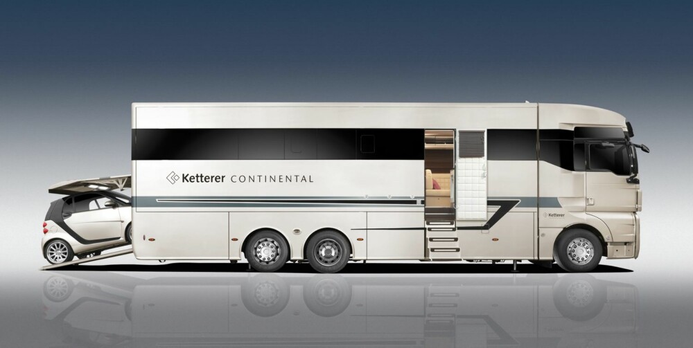 SMART: Ketterer-truckene er opptil tolv meter lange. Modellen 11250 kommer med garasje til småbiler som Smart, noe du også kan få i 12000. FOTO: Ketterer