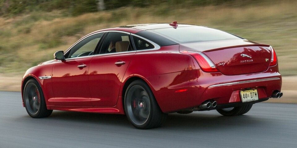 DISKRET: Hvem trenger et helt surfbrett på bagasjelokket når en liten diskré spoiler fikser marktrykket? FOTO: Jaguar