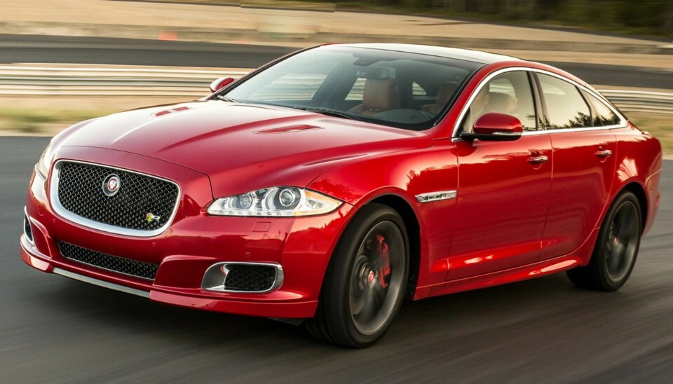 RASK LUKSUS: Jaguar XJR er uhyggelig rask størrelsen tatt i betraktning. FOTO: Jaguar
