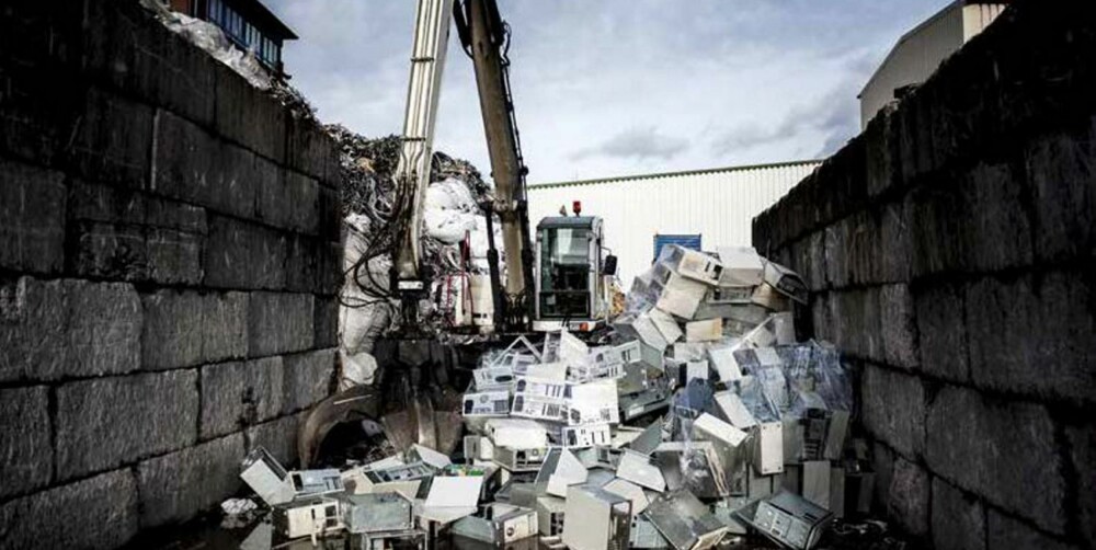 Hos et recyclingfirma blir kassert datautstyr makulert etter EUs regelverk.