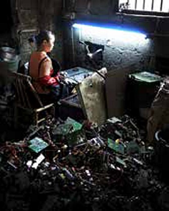 Kvinner på fabrikker i Kina puster inn giftige gasser som slippes ut når de demonterer gammelt el-skrot.