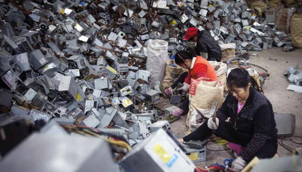 Kinesiske kvinner i full gang med å gjøre skrot om til brukbart datautstyr på en recyclingfabrikk.