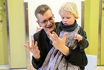 SYV, ÅTTE; NI: Pappa og Eliisa Marie (4) øver på å telle. Eliisa kommuniserer med tegn for tale, men har også utviklet sitt eget språk som hele familien forstår. 