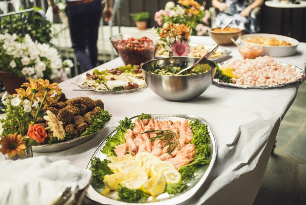 MIDDAGSBUFFET: Brudeparet valgte å ha buffet, med mye vegetarmat sjømat og salater.