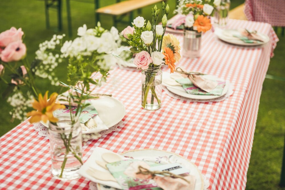 DEKKET TIL BORDS: Bordet var dekket av ulike typer asjetter som brudeparet hadde lånt, og blomstene stod i gamle syltetøyglass og hermetikkbokser. DEKKET TIL BORDS: Bordet var dekket av ulike typer asjetter som brudeparet hadde lånt, og blomstene stod i gamle syltetøyglass og hermetikkbokser.