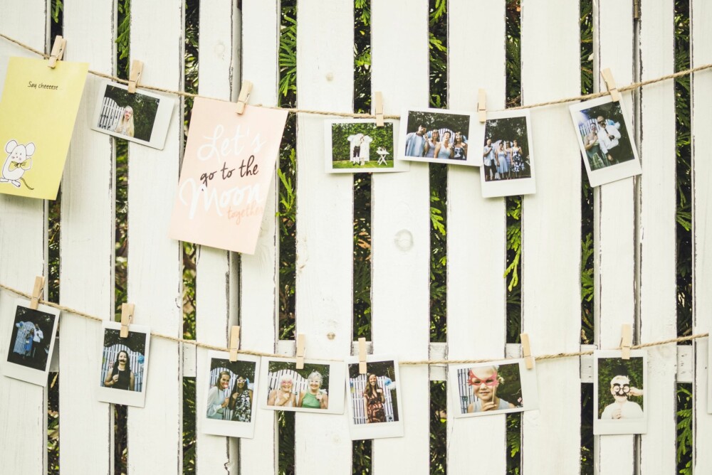 FOTOSTASJON: Brudeparet hadde ordnet en egen fotostasjon med polaroidkamera, og den ble en kjempesuksess blant både store og små gjester.