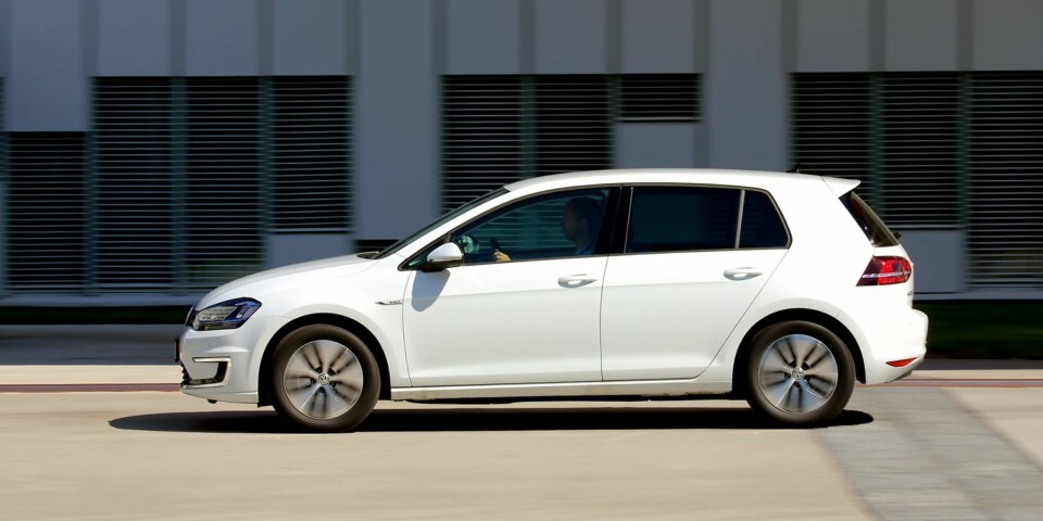 SEG SELV LIK: VW e-Golf ser ut som... en Golf. Batteriene ligger i bunnen av bilen. FOTO: Terje Bjørnsen