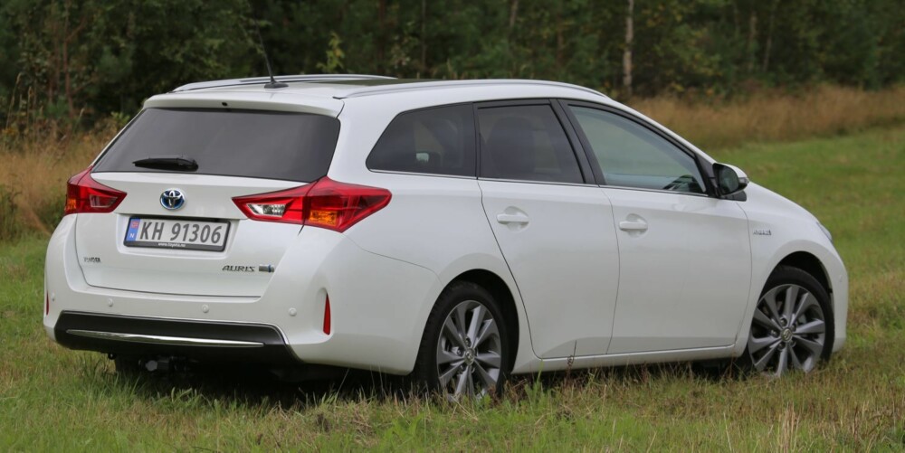 TURBO VS. HYBRID: Toyota Auris stv. er bedre med den nye bensinturbomotoren enn som hybrid, synes vi. Bildet viser hybriden.