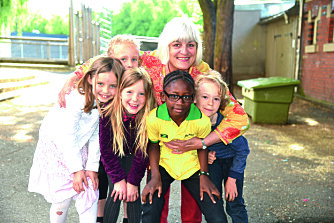 RETT TIL SKOLEGANG: – Barn som vokser opp i Norge, er ekstremt heldige, sier rektor Ellen Lühr på Grünerløkka skole i Oslo. Her med andreklassingene Benjamin, Marcus, Matilde, Leah og Ida. 