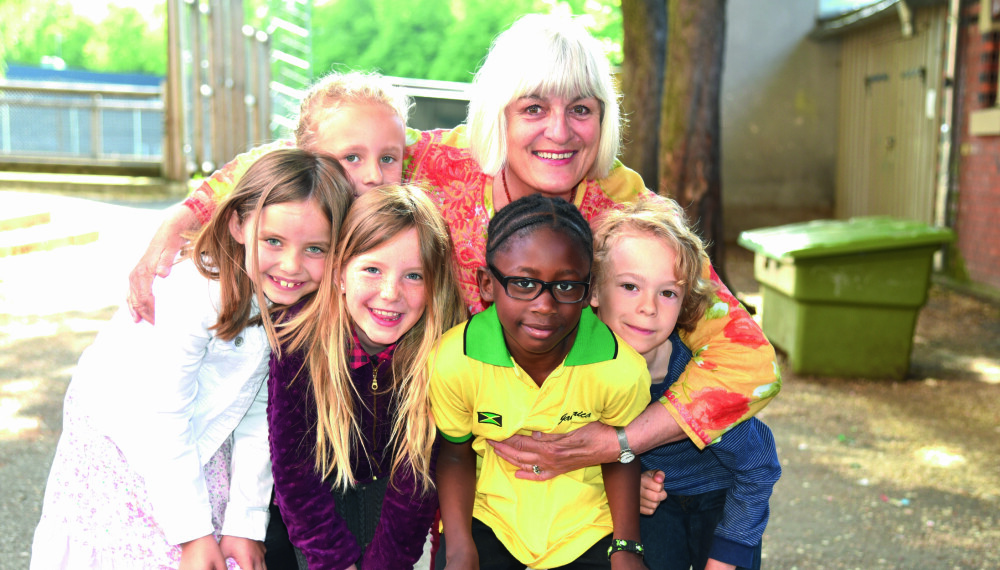 PRIVILEGERT: - Barn som vokser opp i Norge, er ekstremt heldige, sier rektor Ellen Lühr på Grünerløkka skole i Oslo. Her med andreklassingene Benjamin, Marcus, Matilde, Leah og Ida. 