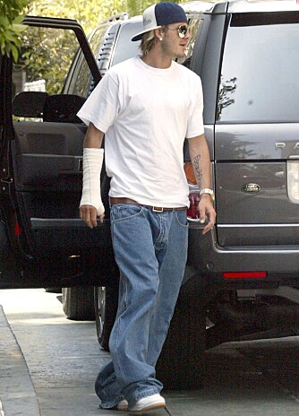 BAGGY: David Beckham i 2003, kledd i altfor store jeans og T-skjorte. Kontrasten er stor til i dag hvor han kun går i både overdeler og underdeler som sitter som et skudd.