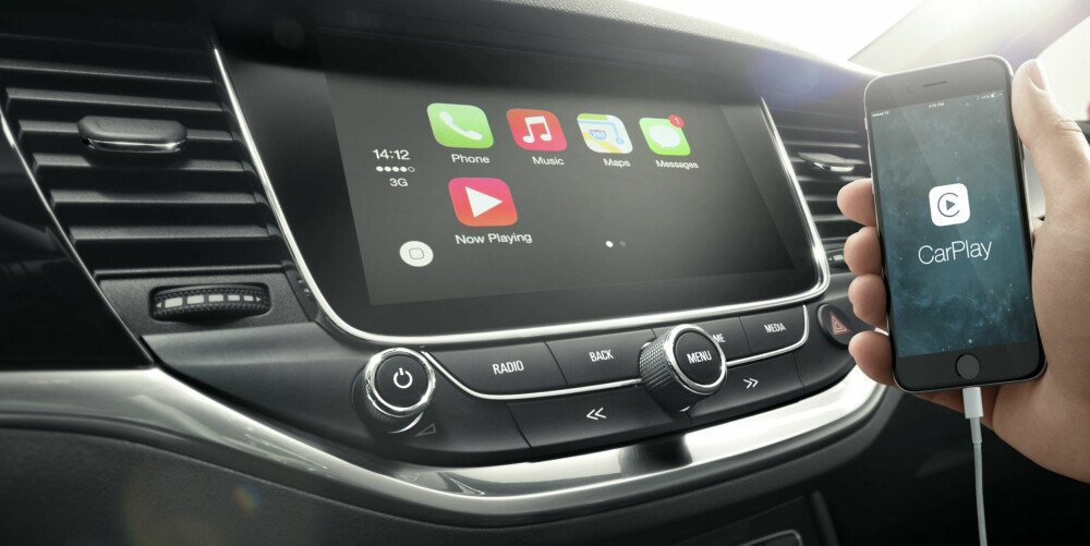 SPEILES: Mobiltelefonens funksjoner kan speiles i den 8 tommer store dashbordskjermen i Astraer med Premium utstyrsgrad. FOTO: Opel SPEILES: Mobiltelefonens funksjoner kan speiles i den 8 tommer store dashbordskjermen i Astraer med Premium utstyrsgrad. FOTO: Opel