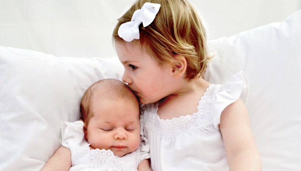 Kusinekos: Prinsesse Estelle kysset en trøtt prinsesse Leonore forsiktig på pannen da mamma, kronprinsesse Victoria, tok bilde av de to yngste i den svenske kongefamilien.