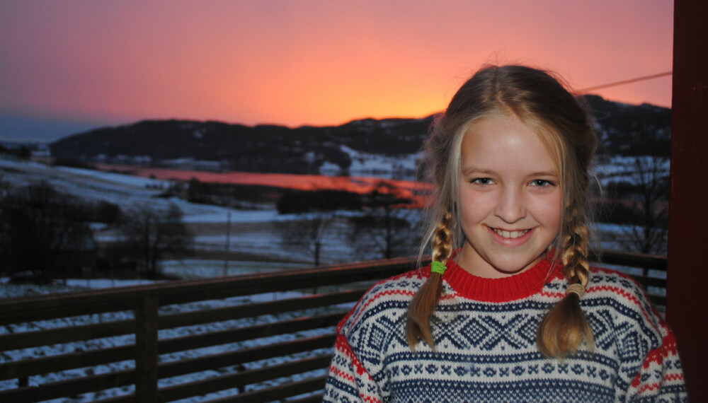 Tiril Moan Grøtan (10) fanget i nydelig solnedgang.