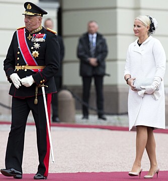 STEDFORTREDER: Ettersom dronning Sonja ikke var til stede, gikk kronprinsesse Mette-Marit ved kongens side under deler av besøket.
