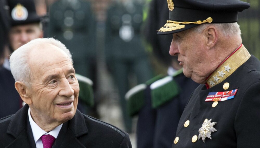 STATSOVERHODER: Kong Harald og Israels president Shimon Peres fikk tid til en god prat under besøket.