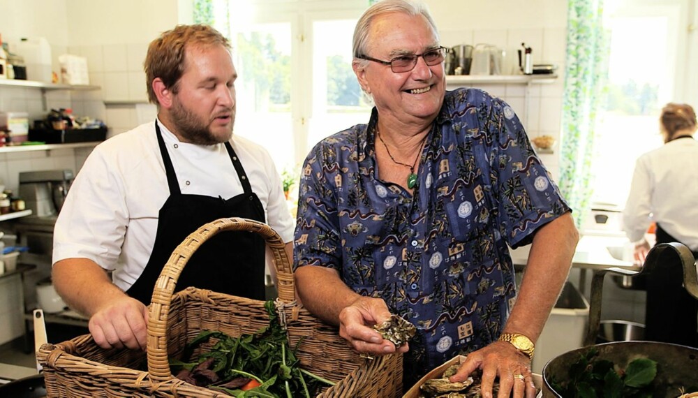 LE GRANDE CHEF: Prins Henrik (t.h.) elsker å lage mat. Her er han i aksjon på kjøkkenet i TV-serien «Hofretter».