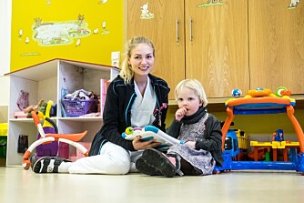 PÅ SYKEHUSET: Eliisa i lekekroken sammen med en sykepleier. 