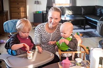 LILLEBROR: Eliisa Maria er blitt storesøster. 1. november 2013 ble Bjarne Elias født. Her er søsknene sammen med mamma Maarika Hansen (29)