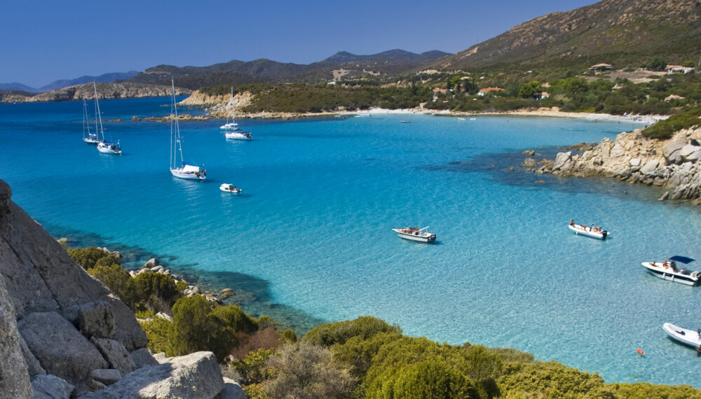 TREND-ØYA: Krystallklart vann og hemmelige badebukter venter deg på vakre Sardinia.
