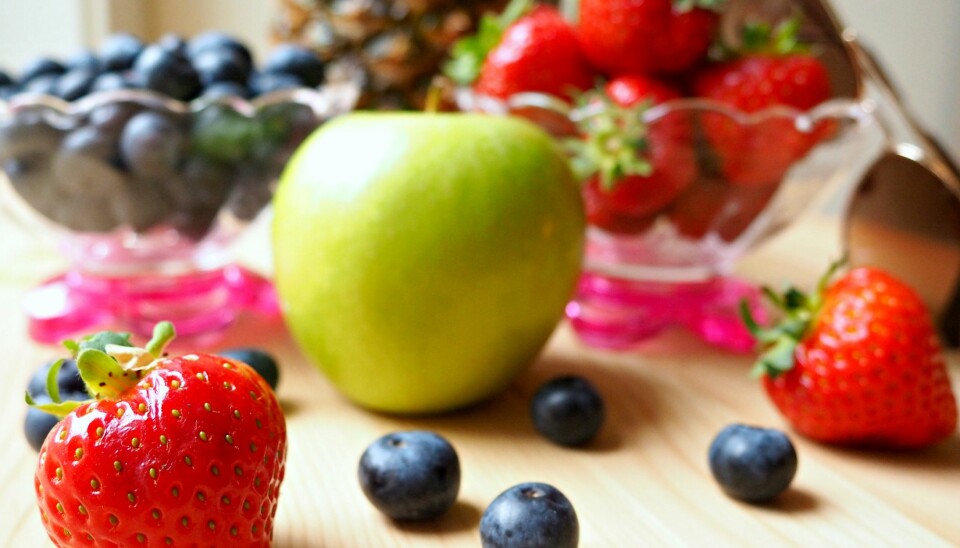 SNACKS: Fruktsukker inneholder like mange kalorier som vanlig sukker, men er det dermed sagt at at frukt og bær er et dårlig valg?
