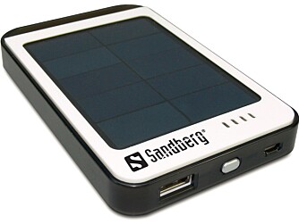 SOLCELLE: Sandberg Solar PowerBank har innebygget solcellepanel. Da kan du la laderen ligge i sola og lade seg opp igjen om den skulle bli tom for strøm. De fleste ladere av denne typen krever likevel en god del soltimer før de blir fulladet igjen.