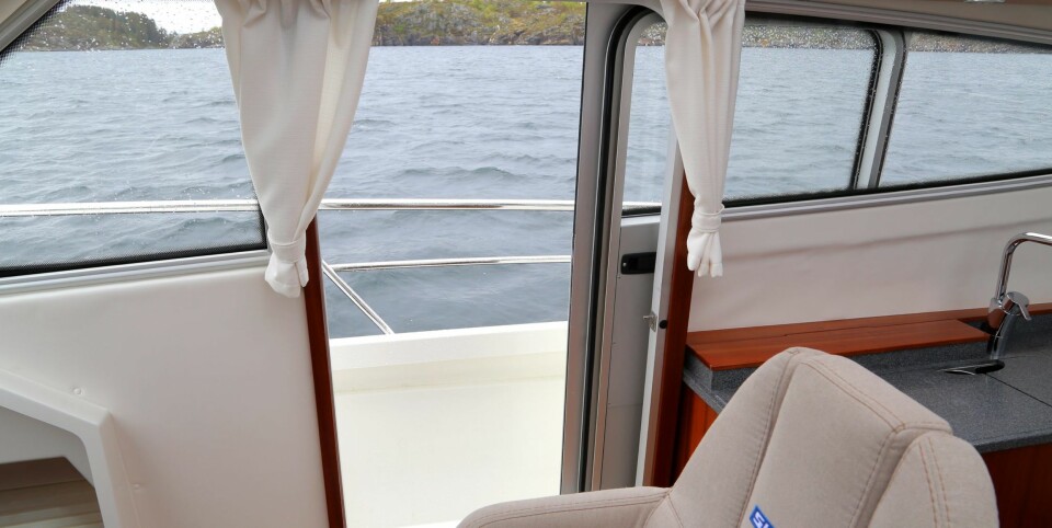 I MIDTEN: Førerposisjonen er midtplassert og gir fri passasje mot styrbord. Dessuten er du ikke så utsatt for rulling.