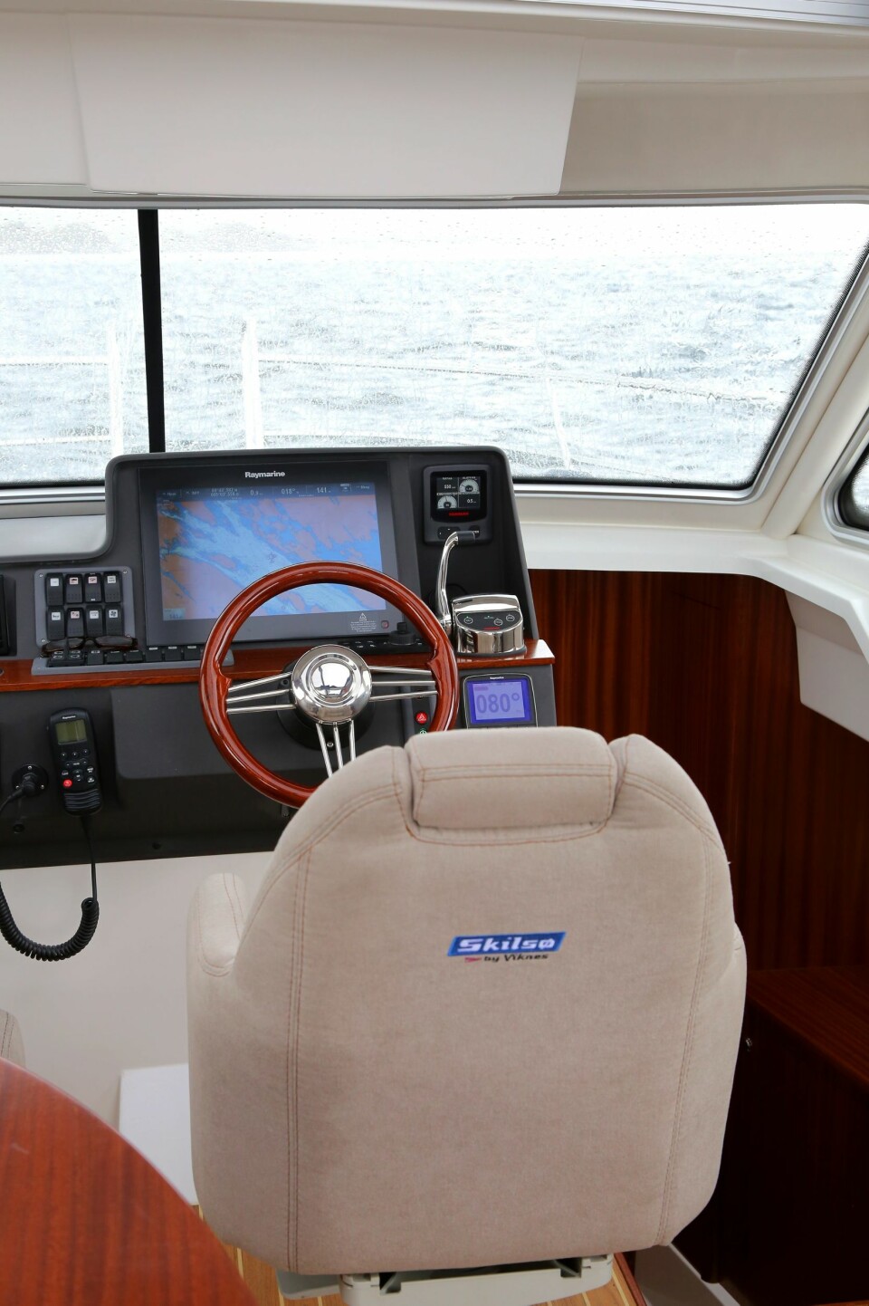 SMART GJORT: Det midtplasserte førersetet gir fri adgang ut den store skyvedøren på styrbord side.