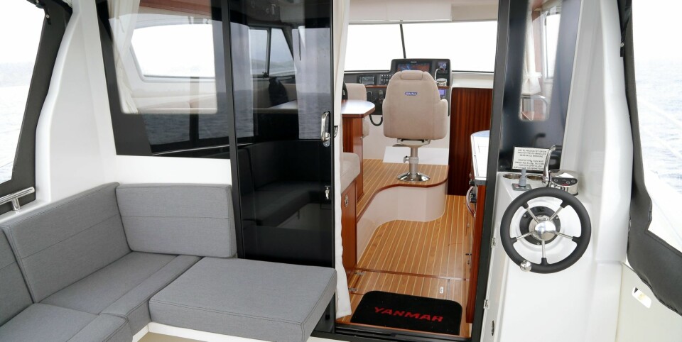 LUNT UTE: Med solide kalesjevegger og varmeuttak er det lunt på akterdekket. Utvendig styreposisjon hører med.