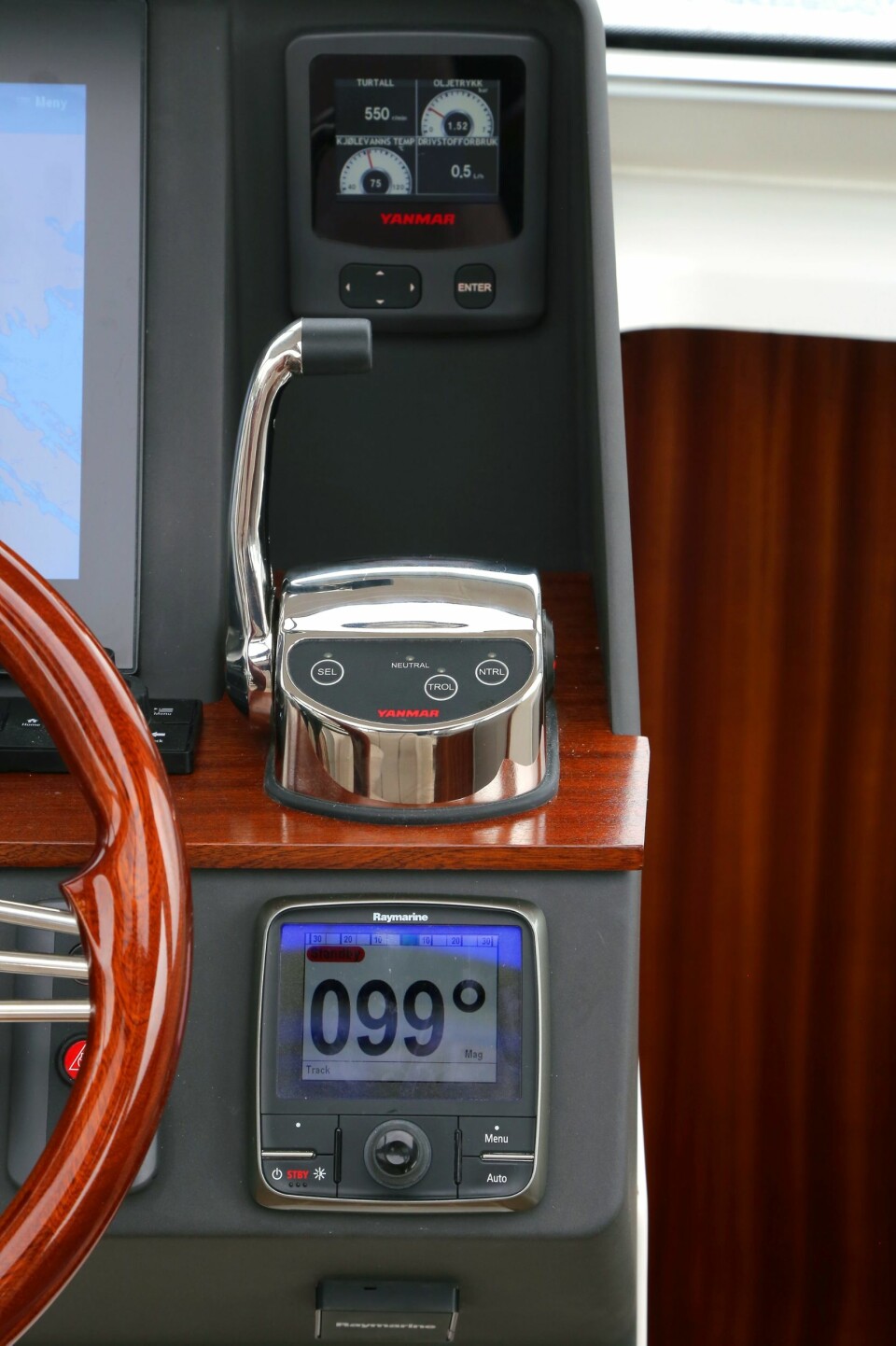 MODERNE: Myk gass/gir-betjening og ryddig plassering av instrumenter kjennetegner førerplassen.