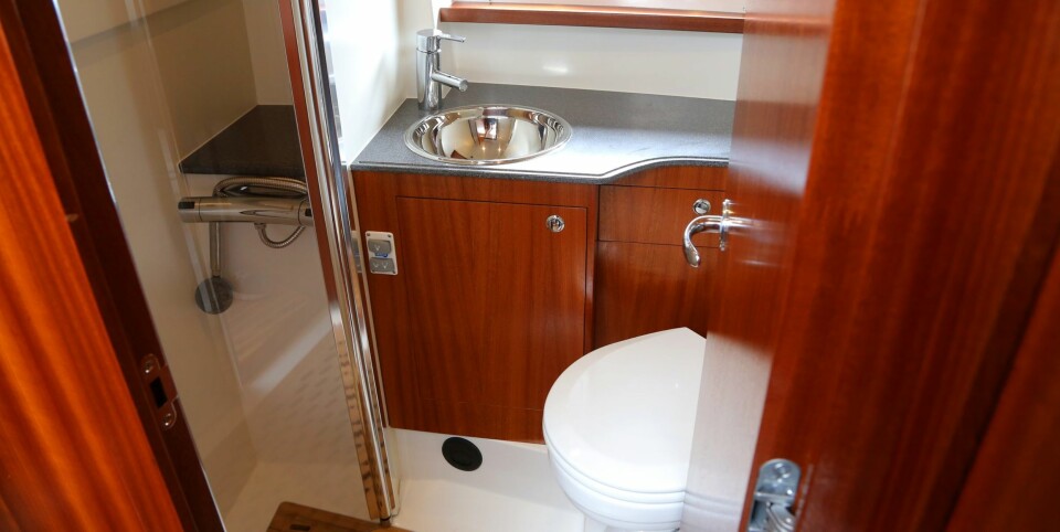 KOMBINERT: Dusj- og toalettrom er en plasseffektiv løsning i en båt av denne størrelsen.