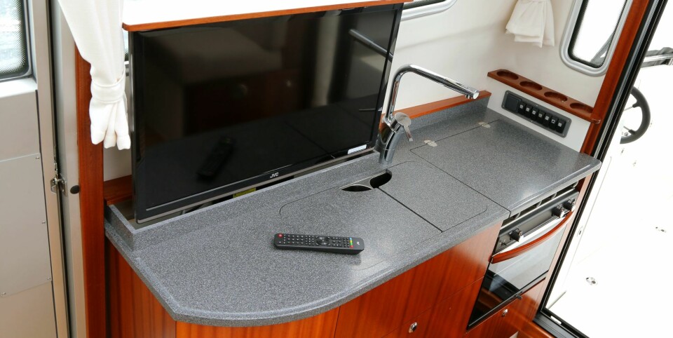 LITT LUKSUS: Et knappetrykk, så dukker en 32-tommers flatskjerm opp.