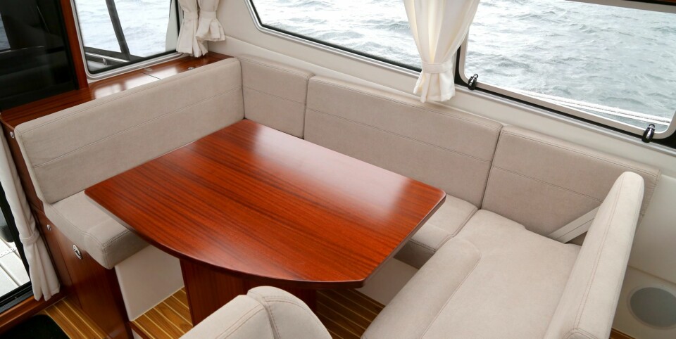 ALLE SKAL SE: Du sitter høyt og med godt utsyn i cockpitsalongen.