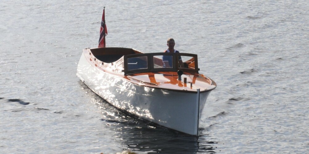 LEDENDE: Ifølge båteier Einar Joe Taraldsen er det ingen ringere enn Richard Furuholmen som har tegnet den linjelekre båten. Furuholmen var virksom til fram til 1960-tallet og regnes fortsatt som én av landets ledende konstruktører.