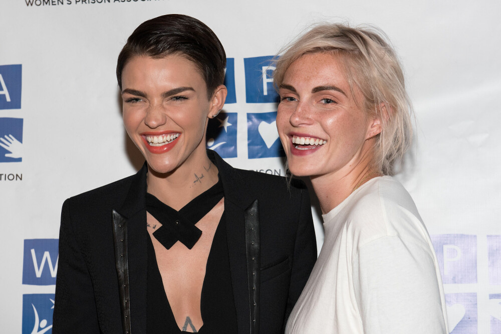 FORLOVET: Ruby Rose er forlovet med motedesigneren og stylisten, Phoebe Dahl.