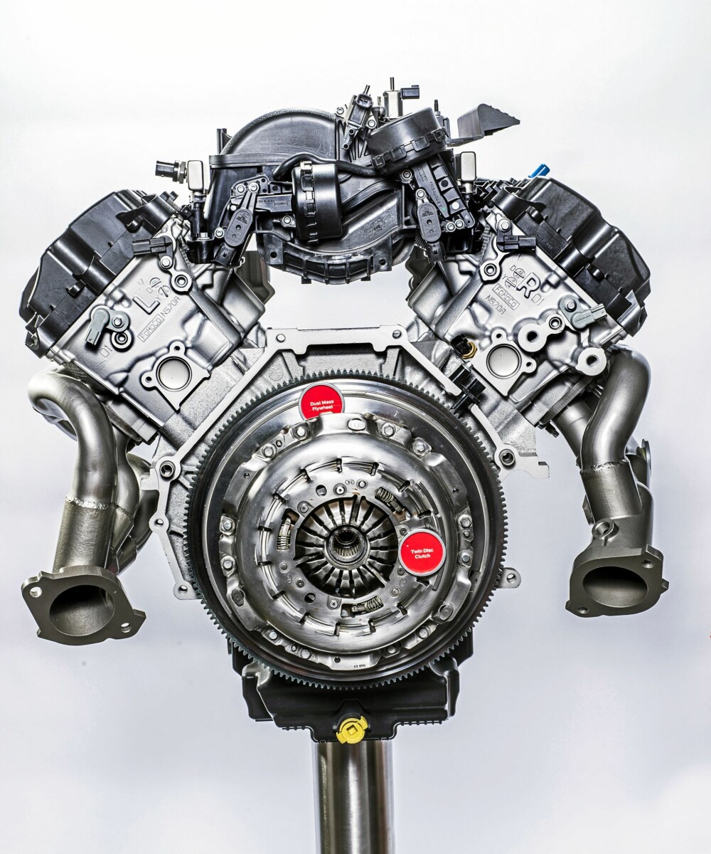 KRAFTVERK: 533 hk og 582 Nm er nøkkeltall for den nye V8-motoren. I Ford-sammenheng er maksimalt turtall rekordhøyt, med 8250 o/min. KRAFTVERK: 533 hk og 582 Nm er nøkkeltall for den nye V8-motoren. I Ford-sammenheng er maksimalt turtall rekordhøyt, med 8250 o/min.