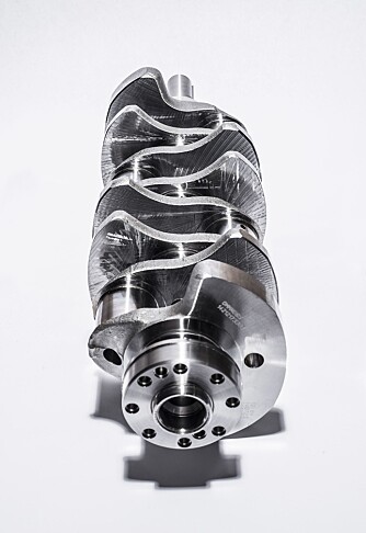 FLAT-PLANE: Veivakseltappene ligger 180 grader overfor hverandre. Denne typen veivaksel gir mulighet til å skape en V8-motor som kan nå høyere turtall enn med tradisjonell veivaksel. FLAT-PLANE: Veivakseltappene ligger 180 grader overfor hverandre. Denne typen veivaksel gir mulighet til å skape en V8-motor som kan nå høyere turtall enn med tradisjonell veivaksel.