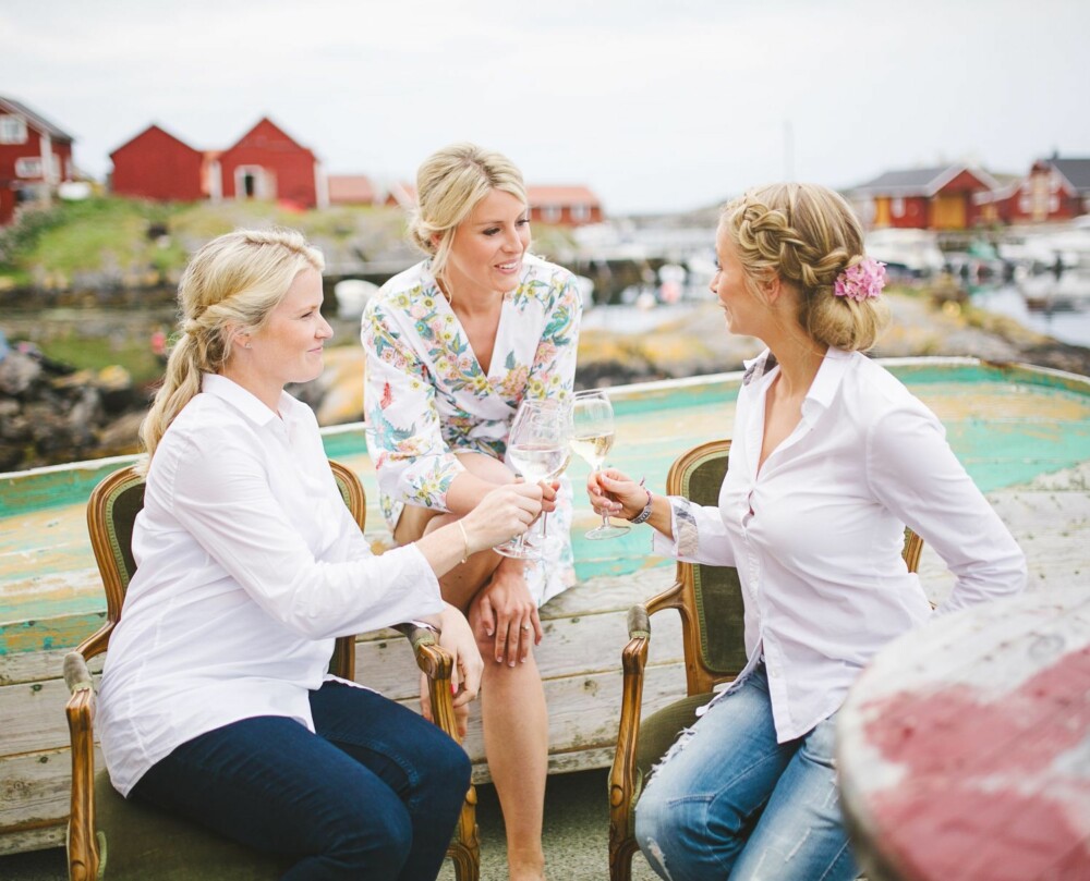 CHAMPAGNEFROKOST: Bruden og hennes forlovere koste seg med champagnefrokost på bryggekanten før vielsen.